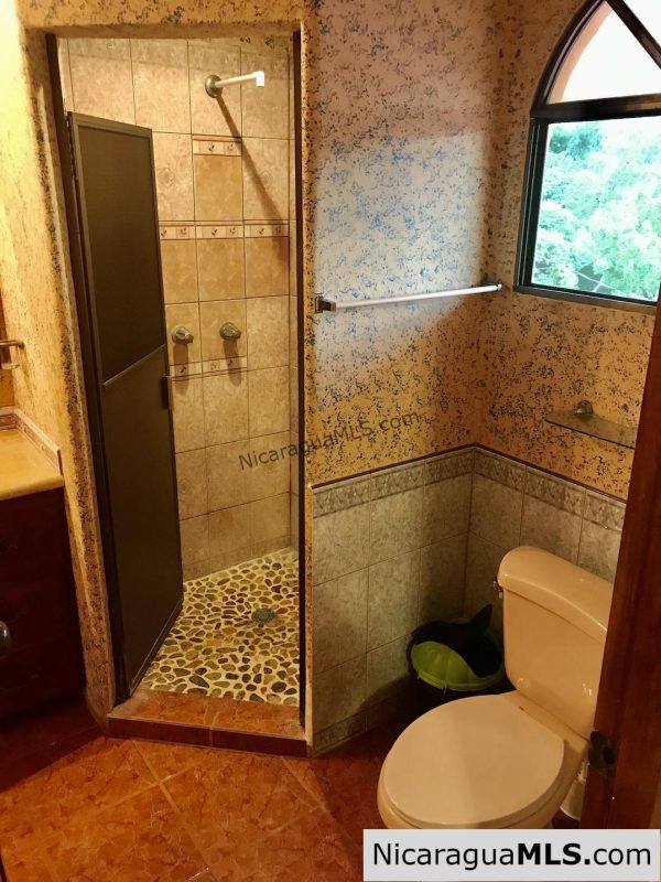 3 bedroom house with rental apartment within walking distance to the beach - Image 19
