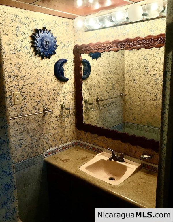 3 bedroom house with rental apartment within walking distance to the beach - Image 20