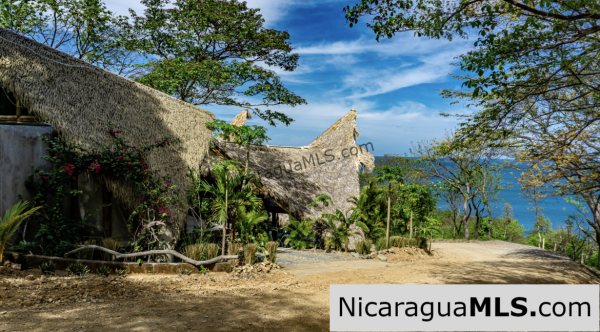Unique & Stylish Jungle Hideaway in Costa Dulce Sleeps 18