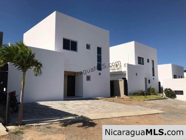 3 bedroom house in Vistas de Miramar neighborhood - Image 4