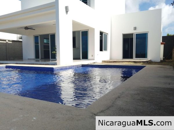 3 bedroom house in Vistas de Miramar neighborhood - Image 9