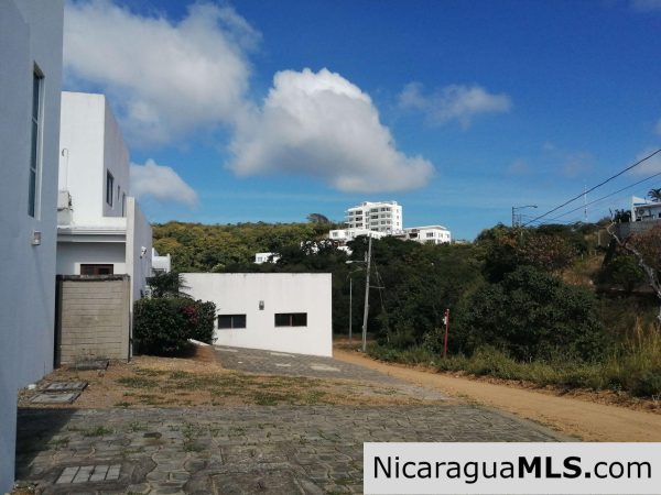 3 bedroom house in Vistas de Miramar neighborhood - Image 5