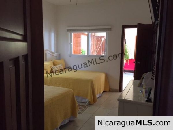 4 bedroom beachfront house at the Aposentillo famous surf break - Image 13
