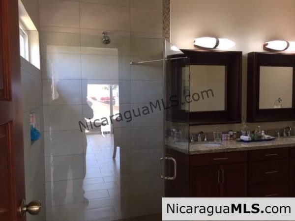 4 bedroom beachfront house at the Aposentillo famous surf break - Image 8