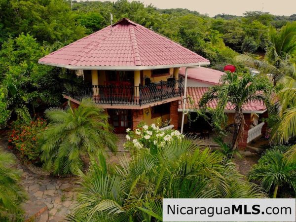 3 bedroom house with rental apartment within walking distance to the beach - Image 2