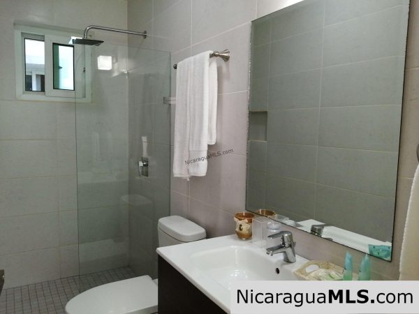 Modern Apartment near the center of town! - Image 10