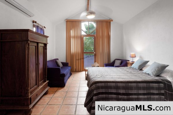 Casa Blu, a hacienda-style home near the beach. - Image 11