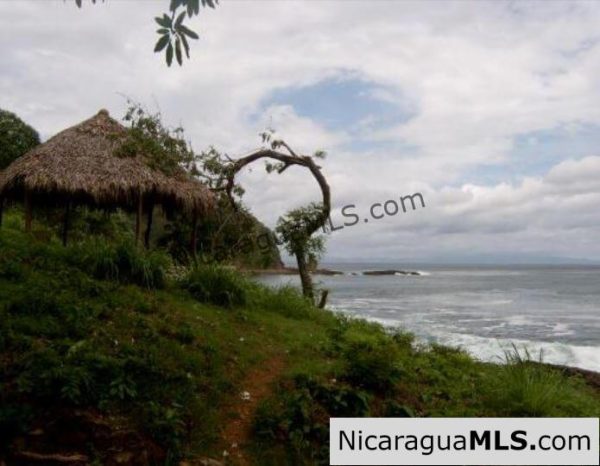 Beachfront property in Paradise Bay - Image 11