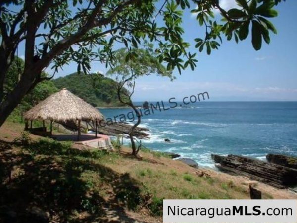 Beachfront property in Paradise Bay - Image 9