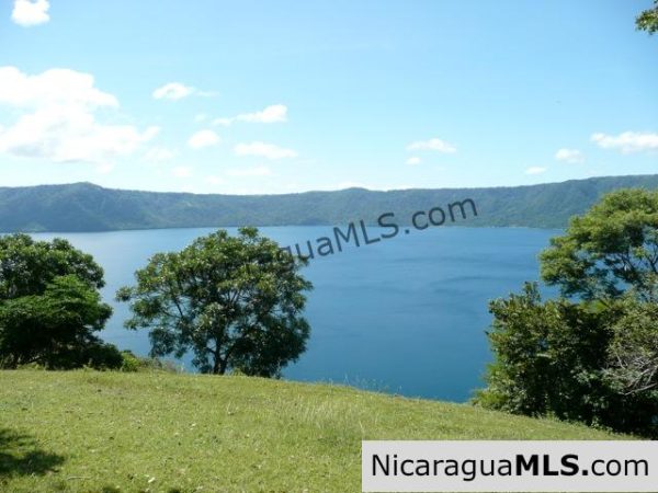 7 Acres of Lakefront at Laguna de Apoyo - Image 4