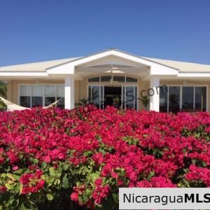 4 bedroom beachfront house at the Aposentillo famous surf break