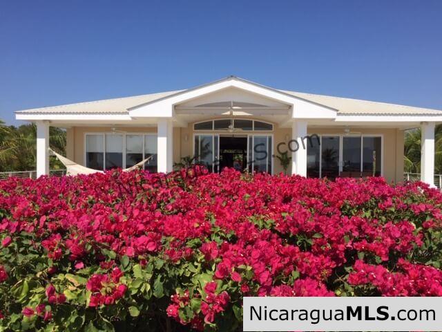 4 bedroom beachfront house at the Aposentillo famous surf break