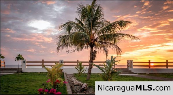 Beachfront House “Las Maragritas” in Guasacate Beach,Tola