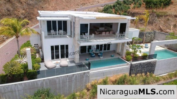 Two-story house with 5 bedrooms and ocean views in La Joya, San Juan del Sur-Nicaragua