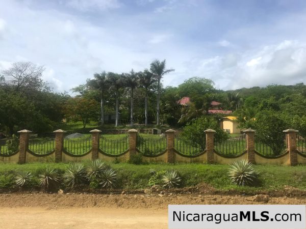 3 bedroom house with rental apartment within walking distance to the beach - Image 7