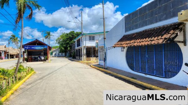 Beachfront Corner In Town Exceptionally Large Commercial Property - Image 8