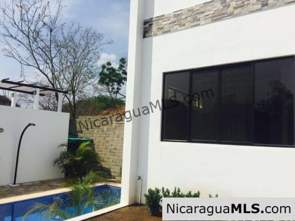 2 Bedroom House with Shared Pool - Image 10