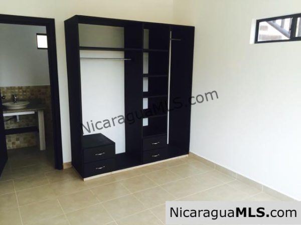 2 Bedroom House with Shared Pool - Image 6