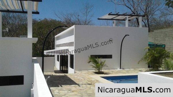 2 Bedroom House with Shared Pool - Image 14