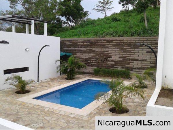 2 Bedroom House with Shared Pool - Image 16