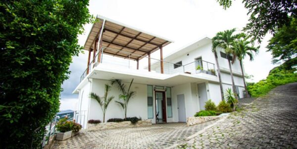 Casa Cielo y Mar, a beautifully renovated home