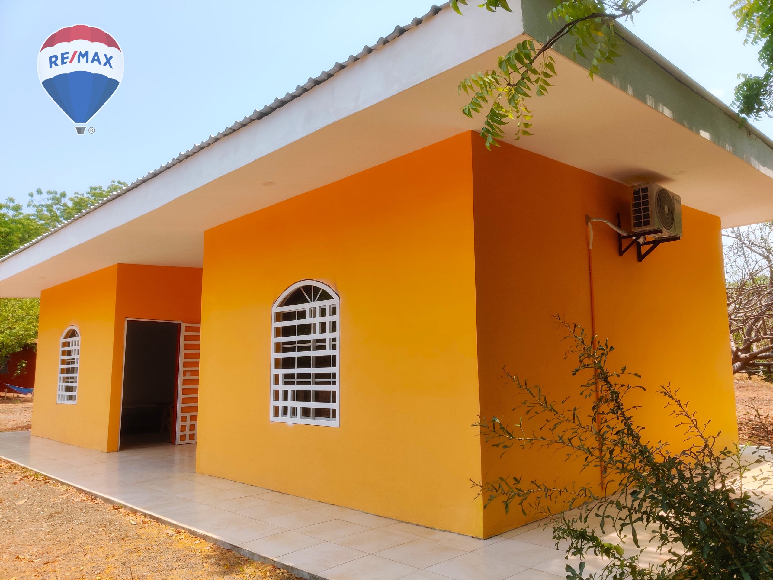 Stunning Beachfront Commercial Property - Image 18