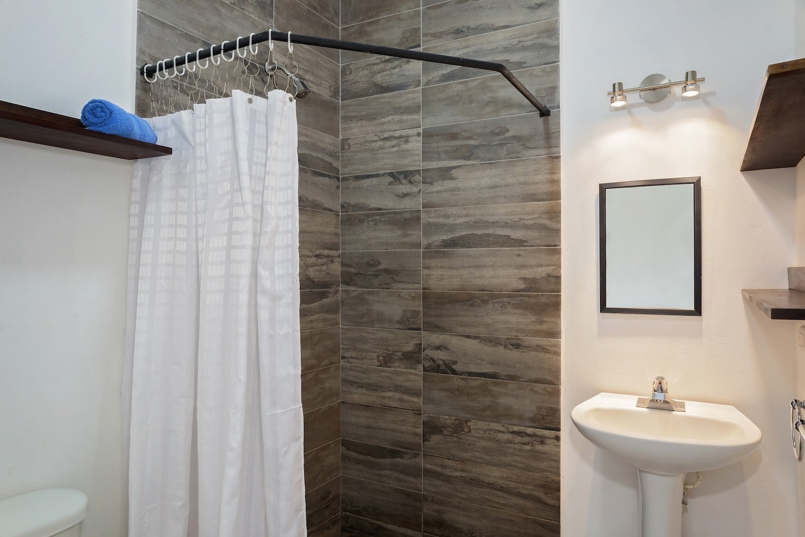 Multiunit Apartment Building in Town in San Juan Del Sur, Nicaragua - Image 6