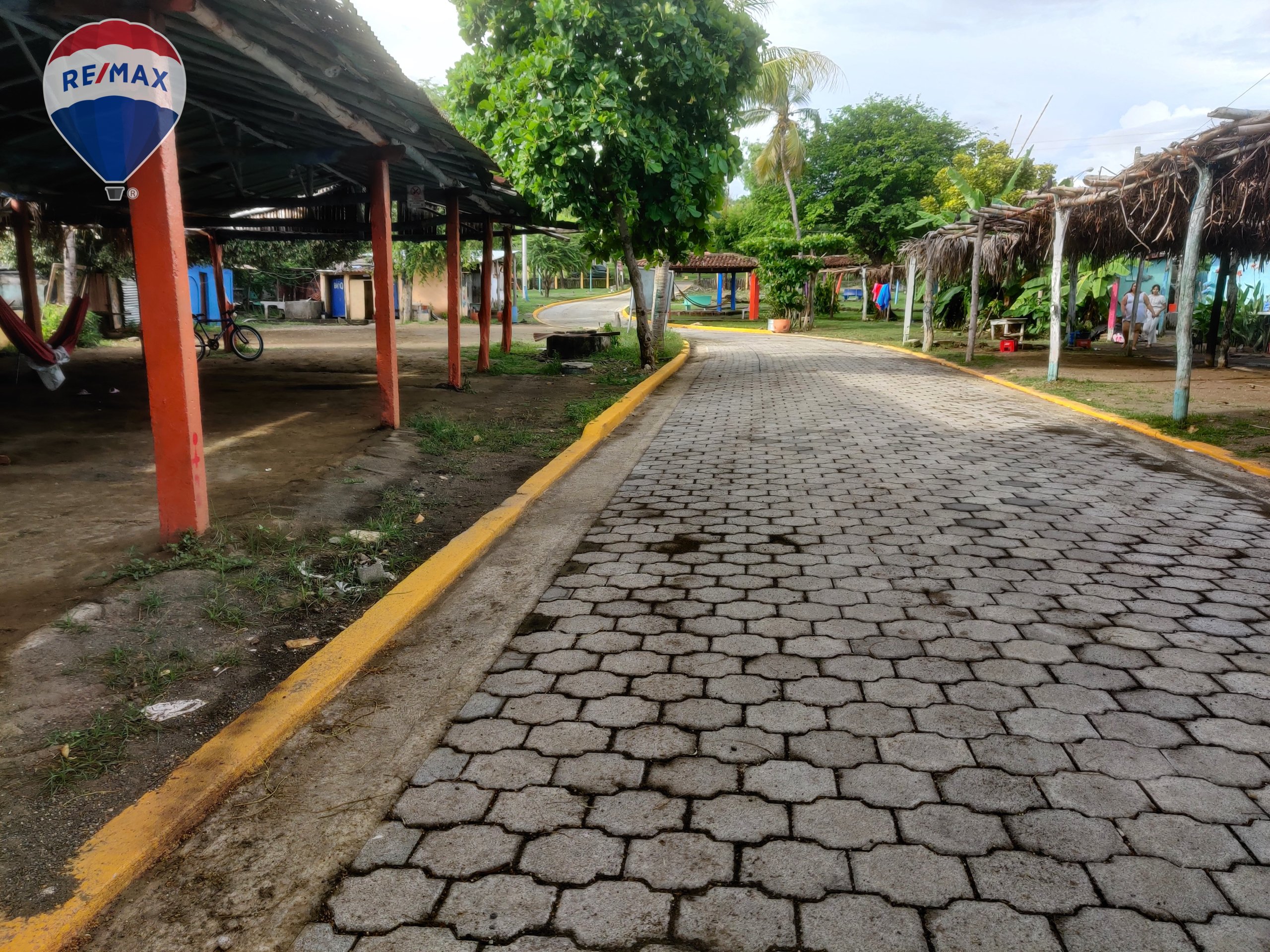 Stunning Beachfront Commercial Property - Image 13