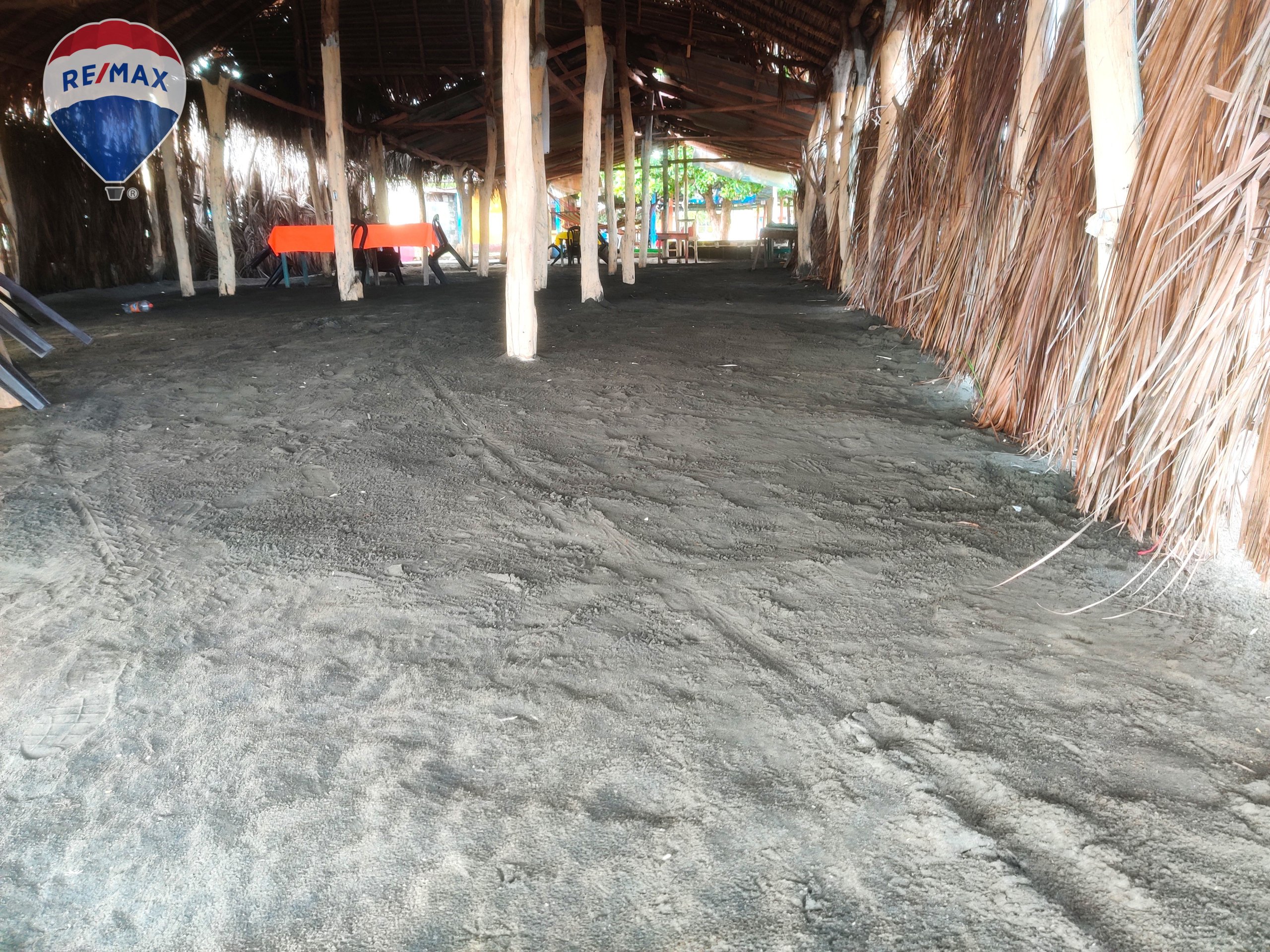 Stunning Beachfront Commercial Property - Image 15