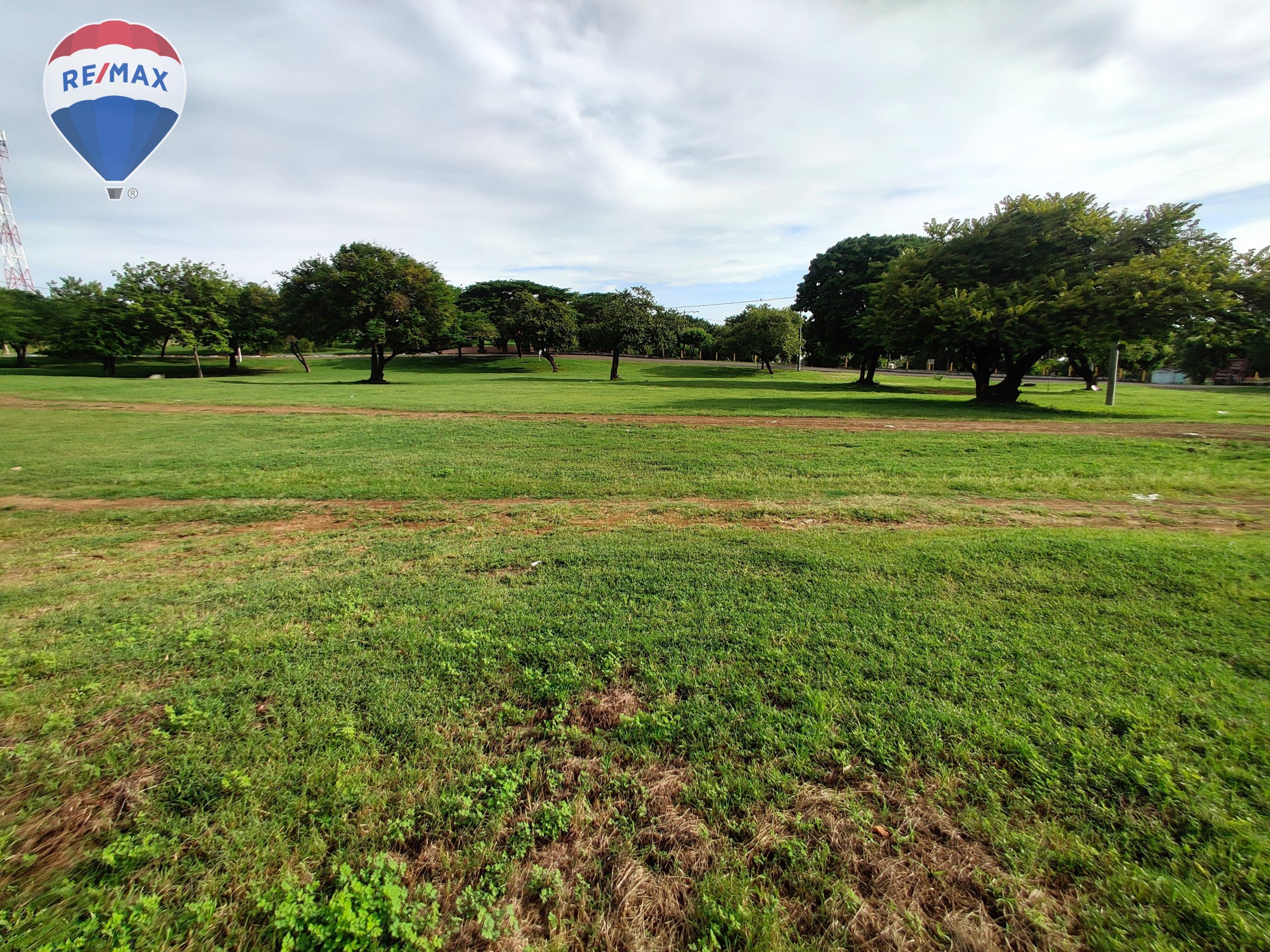 Stunning Beachfront Commercial Property - Image 11