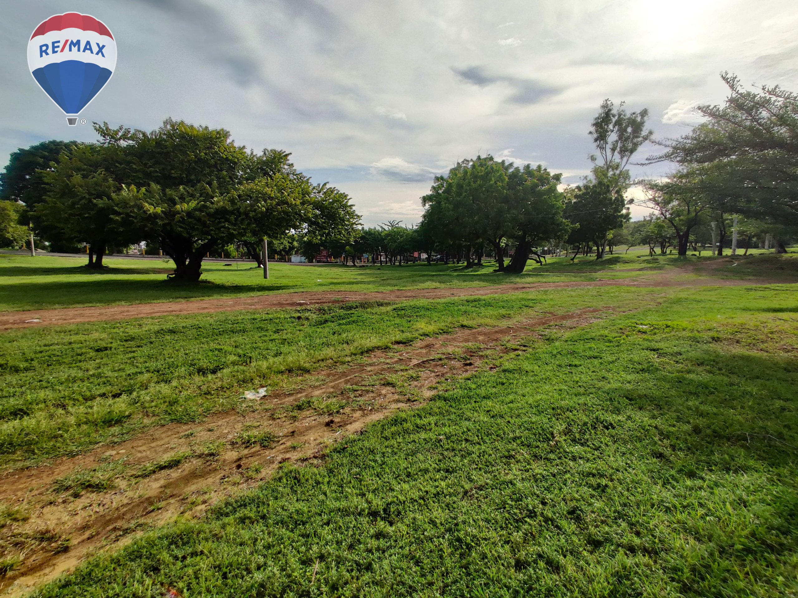 Stunning Beachfront Commercial Property - Image 9