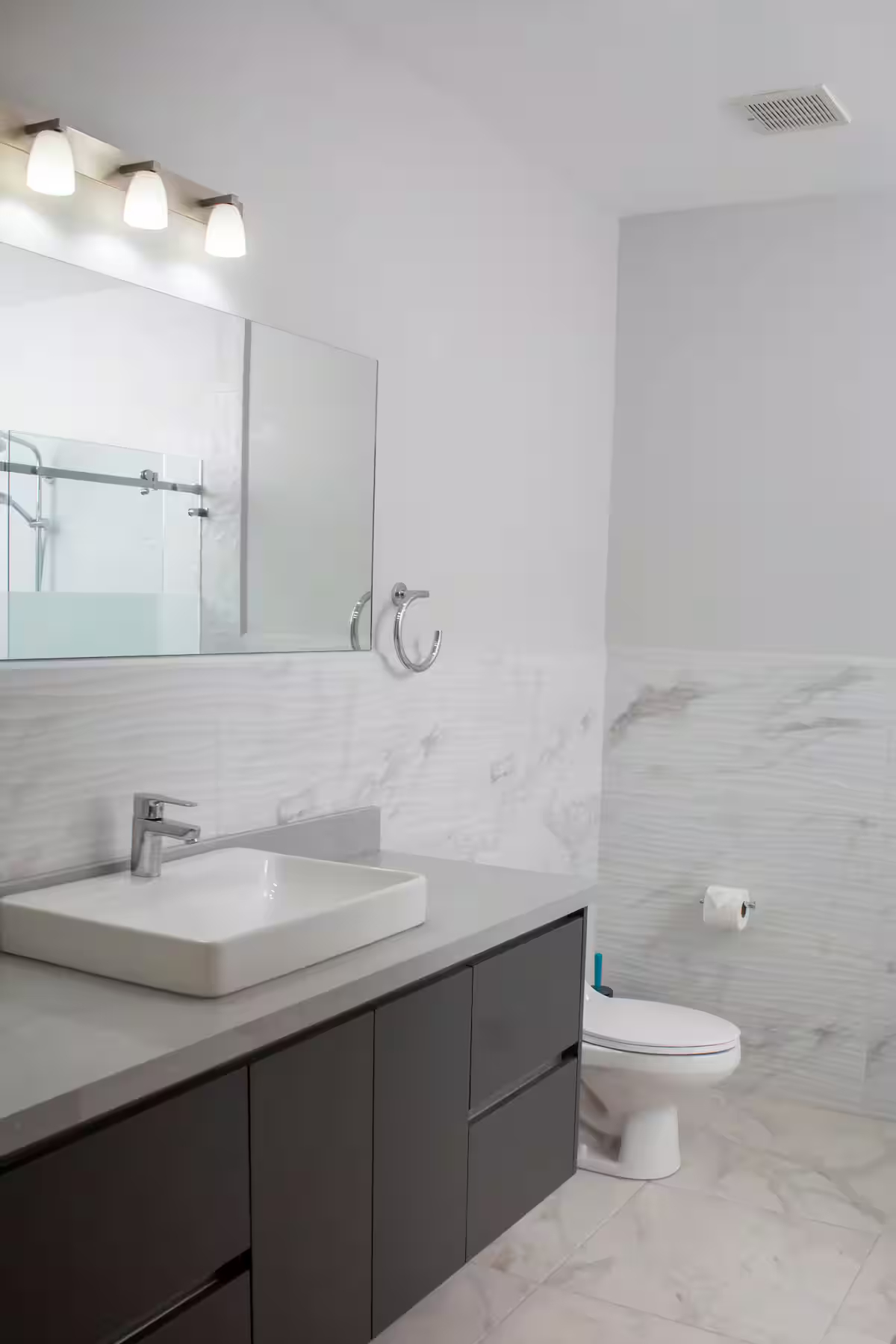 Center Bay 2BD upscale condo with 180 degree water views - Image 11