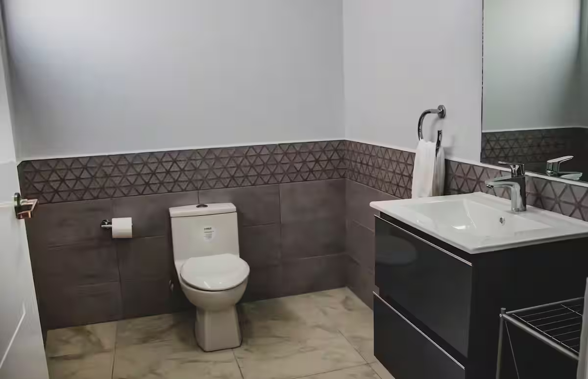 Center Bay 2BD upscale condo with 180 degree water views - Image 14