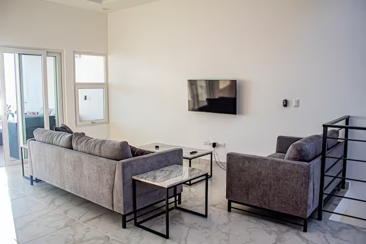 Center Bay 2BD upscale condo with 180 degree water views - Image 5