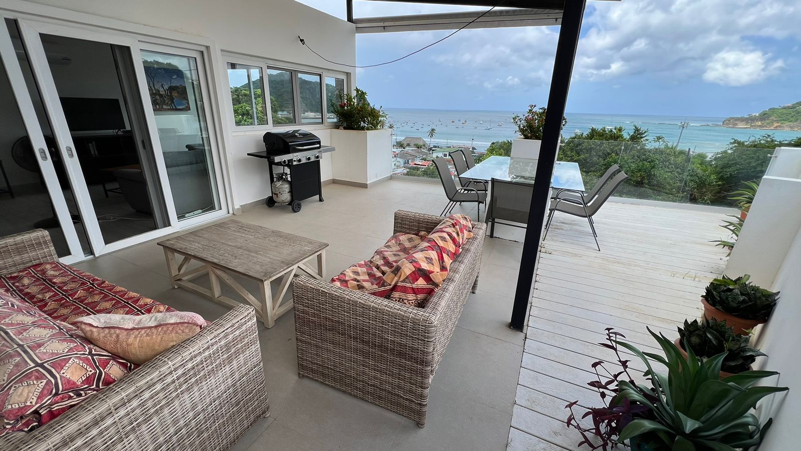 Center Bay Entertainer's Condo - only 3 blocks to Playa San Juan del Sur!